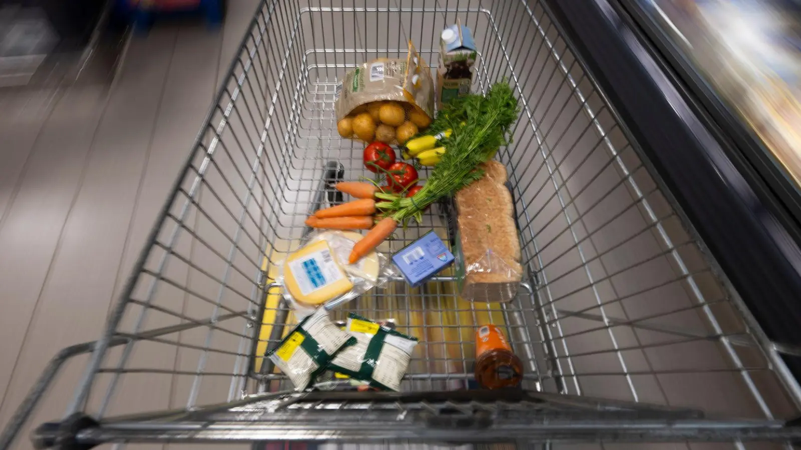 Einkäufe: Die Inflation in Bayern verharrt bei 2,1 Prozent. Nahrungsmittel gehörten zu den Treibern. (Foto: Philip Dulian/dpa)