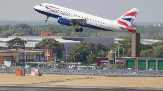 British Airways verkauft vorerst keine Tickets für Kurzstreckenflüge am Flughafen London-Heathrow mehr. (Foto: Jonathan Brady/PA Wire/dpa)