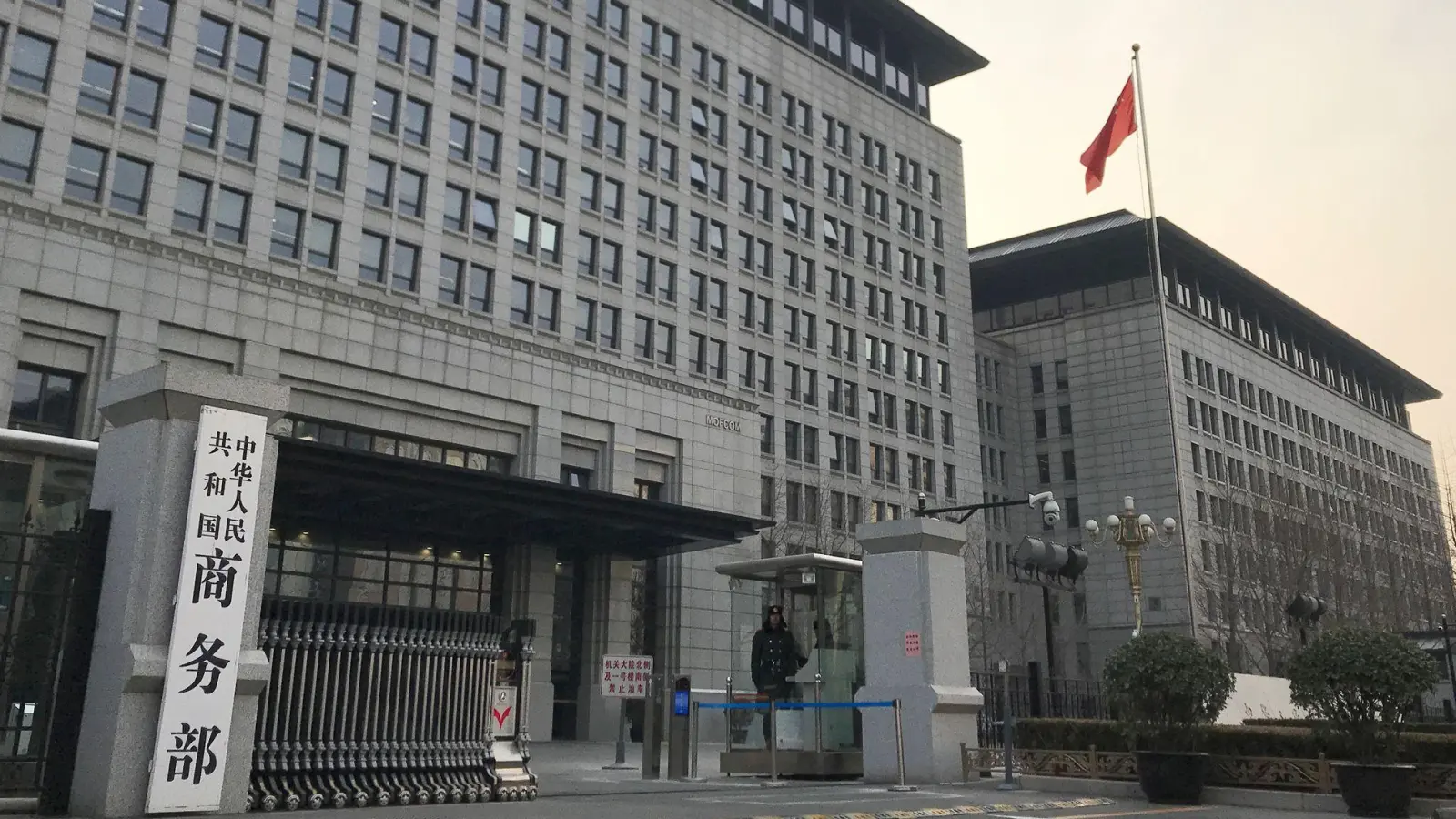 Nach Kritik von US-Präsident Trump hat das Pekinger Handelsministerium die USA seinerseits kritisiert, sich nicht an das vorläufige Abkommen im Zollstreit zu halten. (Archivfoto).  (Foto: Oliver Zhang/AP/dpa)