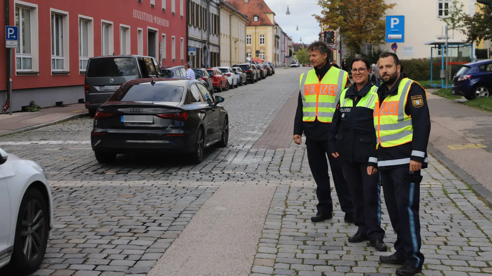 Wie verhalten sich die Autofahrerinnen und -fahrer? Dies hatten an der Karolinenschule Achim Lindner, Katrin Grätz und Tim Budaker von der Polizei im Blick (von links). (Foto: Oliver Herbst)