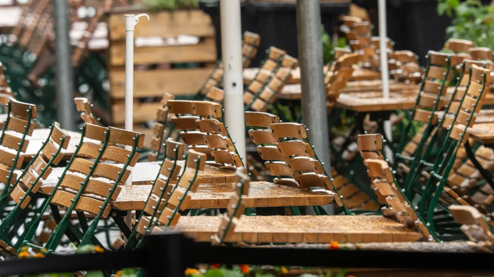 „Die Außengastronomie gehört definitiv bislang nicht zu den Gewinnern“, sagt Dehoga-Hauptgeschäftsführerin Ingrid Hartges zum bisherigen Sommerwetter. (Archivbild) (Foto: Peter Kneffel/dpa)