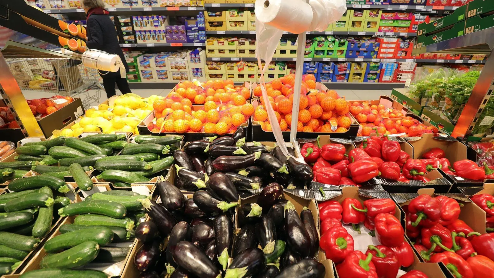 Obst- und Gemüsesorten liegen in einem Supermarkt zum Verkauf bereit. (Foto: Wolfgang Kumm/dpa)