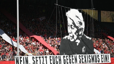 In einem Spiel im März 2019 gegen den FC Bayern setzen sich Fans des SC Freiburg mit einer Choreographie gegen Sexismus im Fußball ein. (Foto: Patrick Seeger/dpa)
