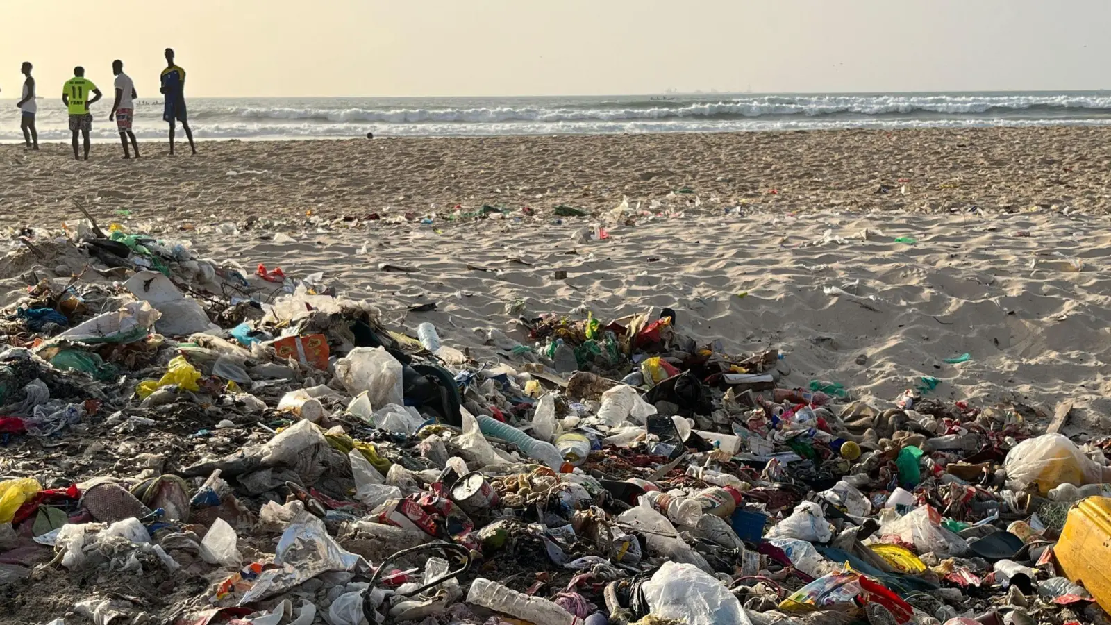Angespülter Plastikmüll am Meeresstrand der Küstenstadt St. Louis im Senegal. (Foto: Lucia Weiß/dpa)