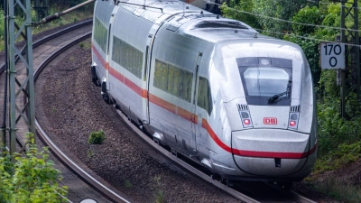 Auf der ICE-Strecke zwischen Nürnberg und Ingolstadt gab es Beeinträchtigungen. (Symbolbild)  (Foto: Jens Büttner/dpa)