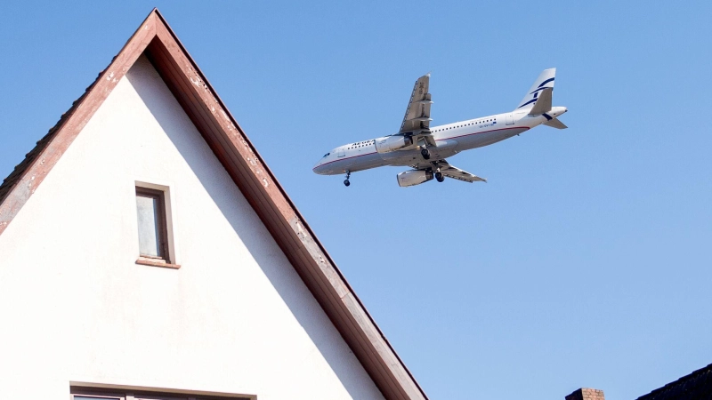 Kann ganz schön nerven: ein lautes Zuhause, etwa durch Fluglärm. (Foto: Daniel Bockwoldt/dpa/dpa-tmn)