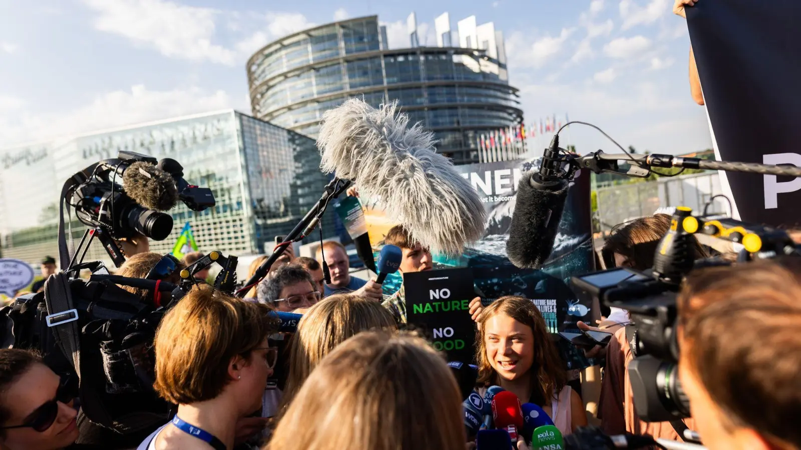 Mittendrin: Klimaaktivistin Greta Thunberg (M.) setzt sich in Straßburg für das EU-Naturschutzgesetz ein. (Foto: Philipp von Ditfurth/dpa)