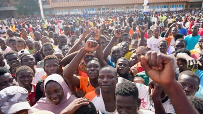 Tausende wollen in Niamey der Armee beitreten. (Foto: Sam Mednick/AP/dpa)