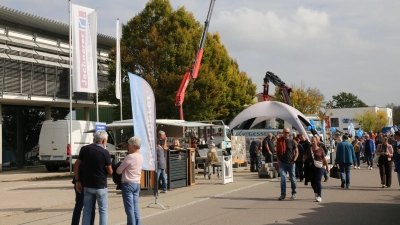 Beim Regionaltag in Herrieden präsentierten sich viele Firmen, Hersteller und Unternehmen mit ihrem Angebot den zahlreichen Besucherinnen und Besuchern. (Foto: Alexander Biernoth)