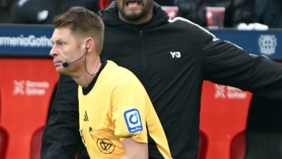 Bayern-Trainer Vincent Kompany spricht mit Schiedsrichter Christian Dingert. (Archivbild) (Foto: Federico Gambarini/dpa)