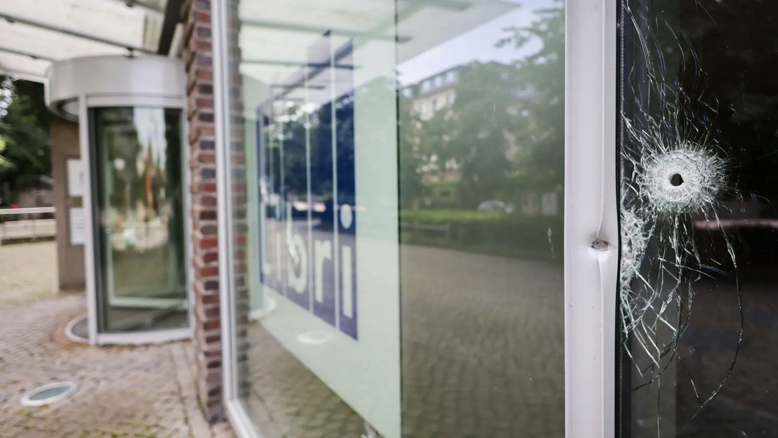 Die Polizei ermittelt nach Schüssen auf das Gebäude eines Buchgroßhändlers in Hamburg-Altona. (Foto: Christian Charisius/dpa)