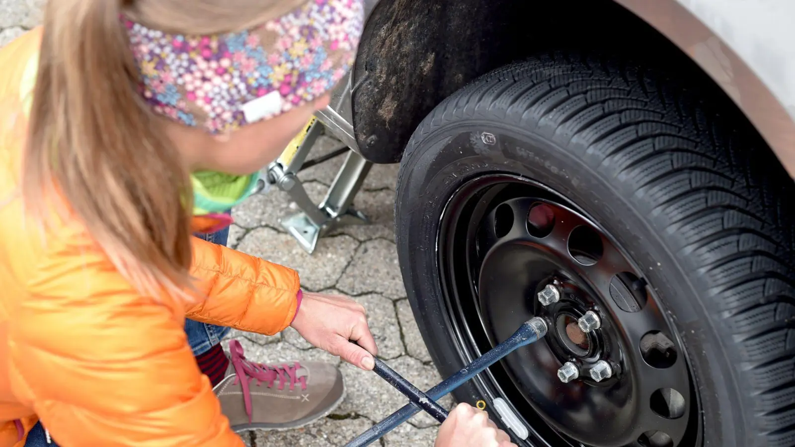 Zeit für den Wechsel: Winterreifen sollten aufgezogen werden, sobald die Temperaturen dauerhaft unter 7 Grad Celsius fallen oder winterliche Straßenverhältnisse bevorstehen. (Foto: Angelika Warmuth/dpa/dpa-tmn)