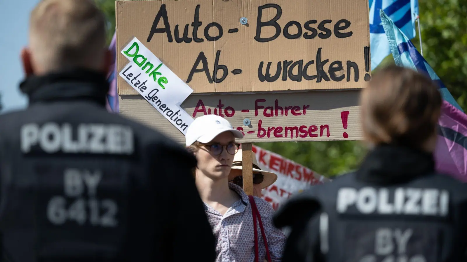 Aktivisten bei der Abschlussdemonstration gegen die Automesse IAA 2023 in München. (Foto: Stefan Puchner/dpa)