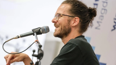 Buchautor Arne Semsrott las zweimal in Magdeburg. Sowohl das Kulturzentrum Moritzhof als auch die Zentralbibliothek waren ausverkauft. (Foto: Peter Gercke/dpa)