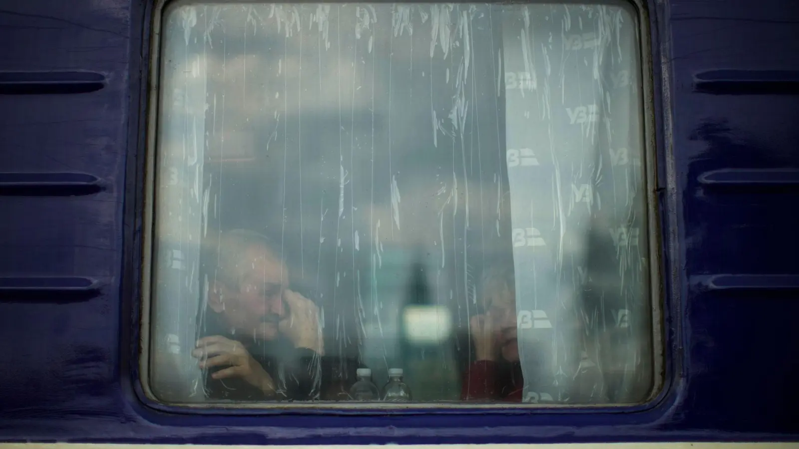 Ein Mann sitzt in einem Evakuierungszug, der den Bahnhof von Pokrowsk in der Ostukraine verlassen soll. (Foto: Francisco Seco/AP/dpa)