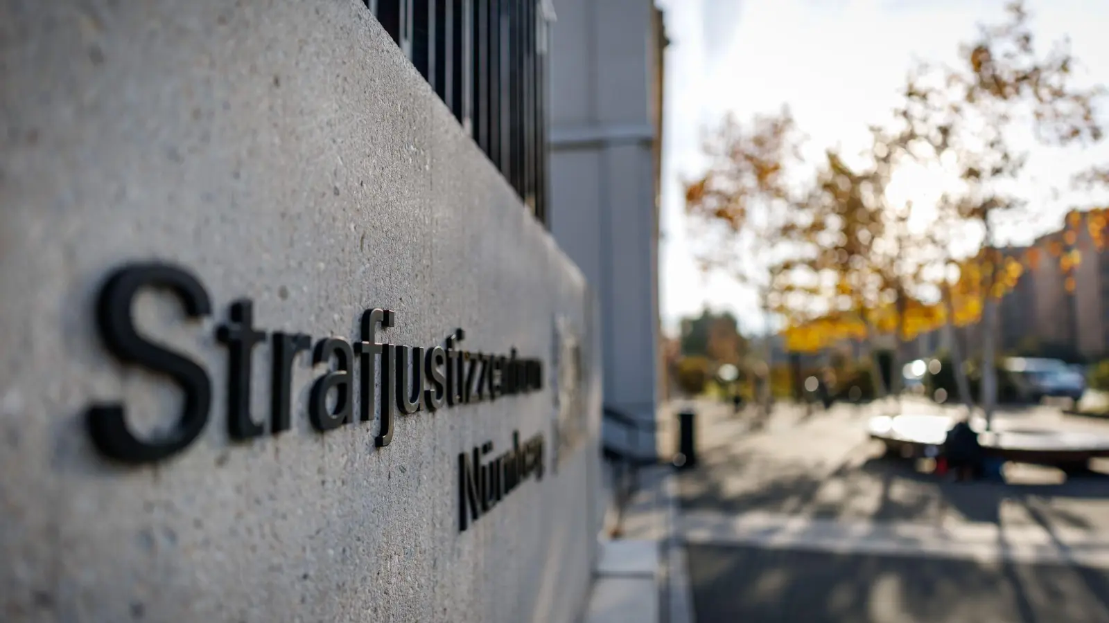 Die Bayerische Zentralstelle zur Bekämpfung von Betrug und Korruption im Gesundheitswesen (ZKG) wirft den Angeklagten vor, durch fingierte Touren- und Dienstpläne zahlreiche Leistungen abgerechnet zu haben, ohne diese wirklich erbracht zu haben. (Archivbild) (Foto: Daniel Karmann/dpa)