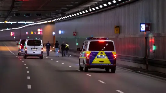 Polizisten durchsuchen den Luise-Kisselbach-Tunnel der auf der Protokollstrecke des G7-Gipfels liegt. (Foto: Sven Hoppe/dpa/Archivbild)