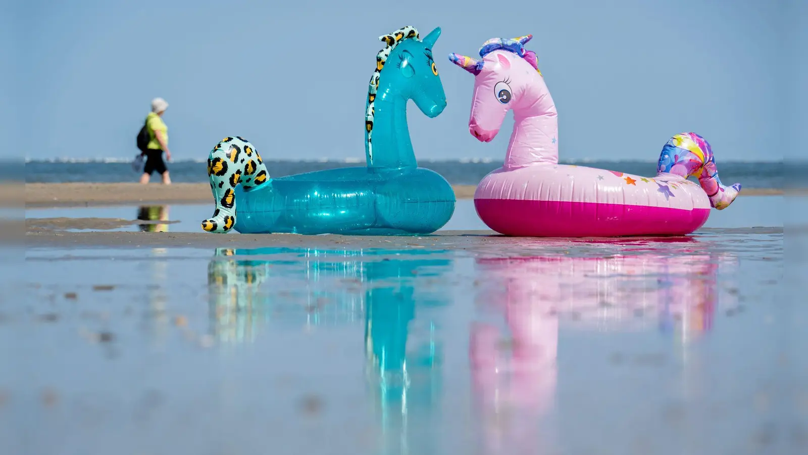 Echt heiß: Aufblasbare Schwimmtiere liegen bei schönstem Sommerwetter am Nordstrand der Insel Norderney. (Foto: Hauke-Christian Dittrich/dpa)