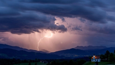 Typischerweise blitzt es am Alpenrand besonders oft. (Archivbild) (Foto: Jan Eifert/dpa)