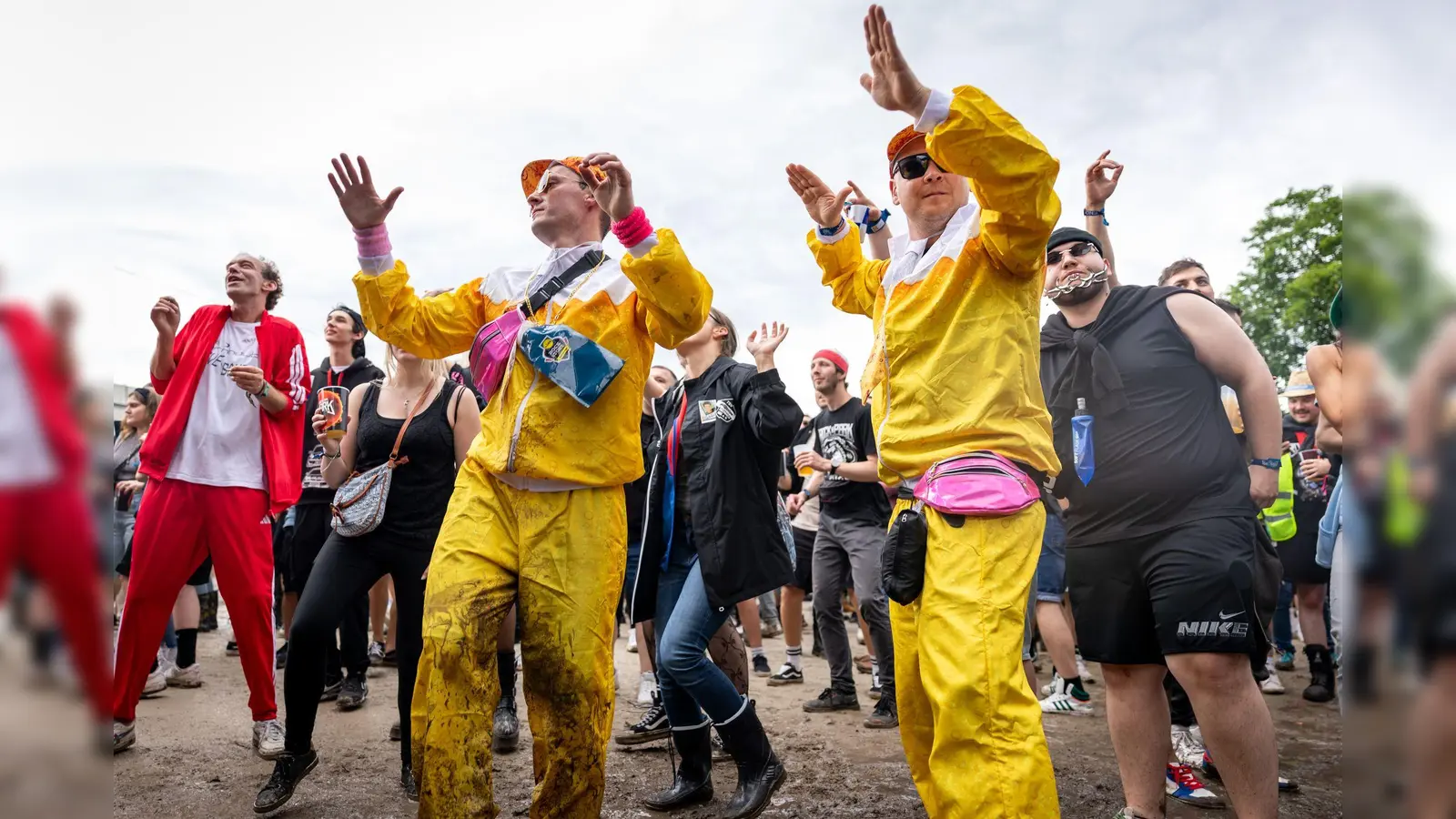 Nach dem vielen Regen tanzten viele Fans im Matsch. (Foto: Daniel Karmann/dpa)