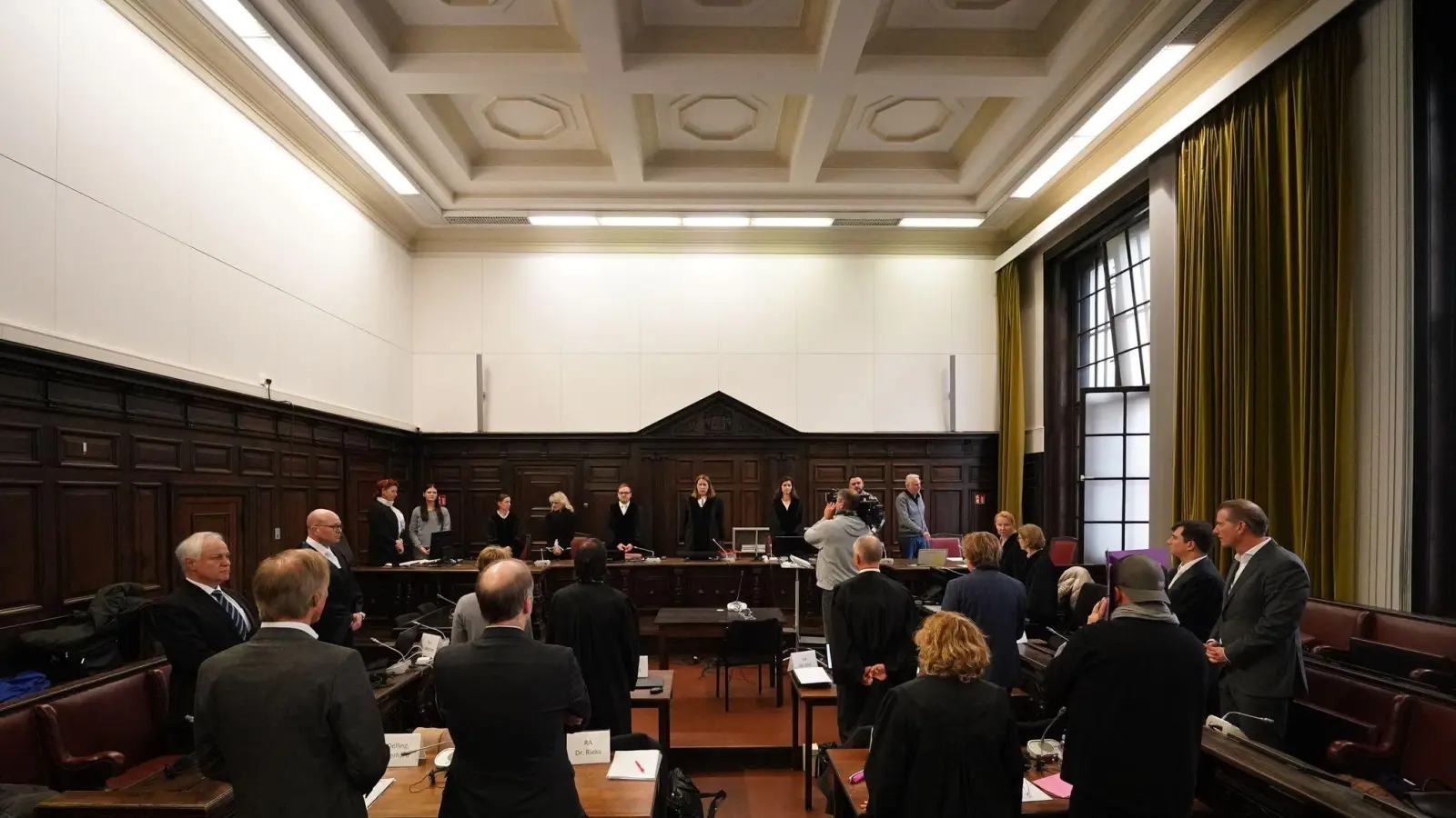Die Beteiligten am Block-Prozess sind zum 21. Mal im Gerichtssaal zusammengekommen. (Foto: Marcus Brandt/Pool dpa/dpa)