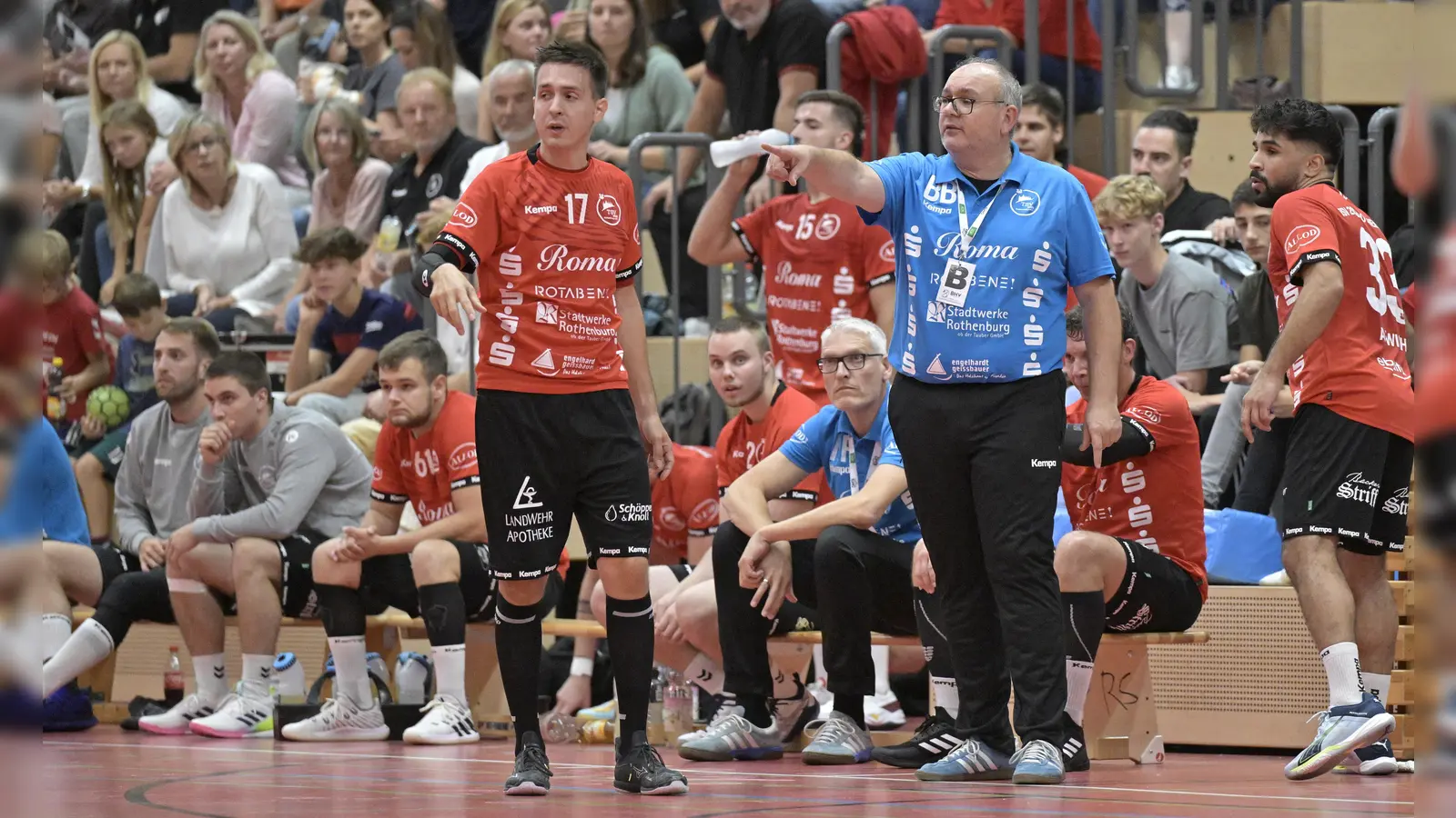 Hatten unter der Woche viel aufzuarbeiten: Rothenburgs Trainer Bernd Becker und seine Spieler (hier ist er im Gespräch mit Nikola Stojanov im Spiel gegen Erlangen). (Foto: Martin Rügner)