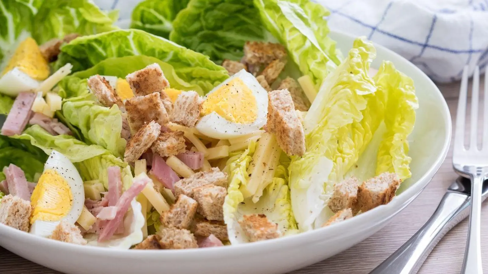 Brot sollte kein Entenfutter sein, sondern landet besser in einem Salat als Croutons. Diese verleihen eine geschmackvolle Note. (Foto: Christin Klose/dpa-tmn/dpa)