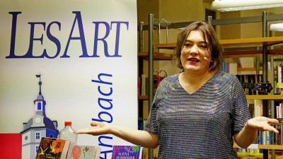 Ließ das Publikum entscheiden, welche Kolumnen sie lesen soll: Alena Schröder bei der LesArt. (Foto: Elke Walter)