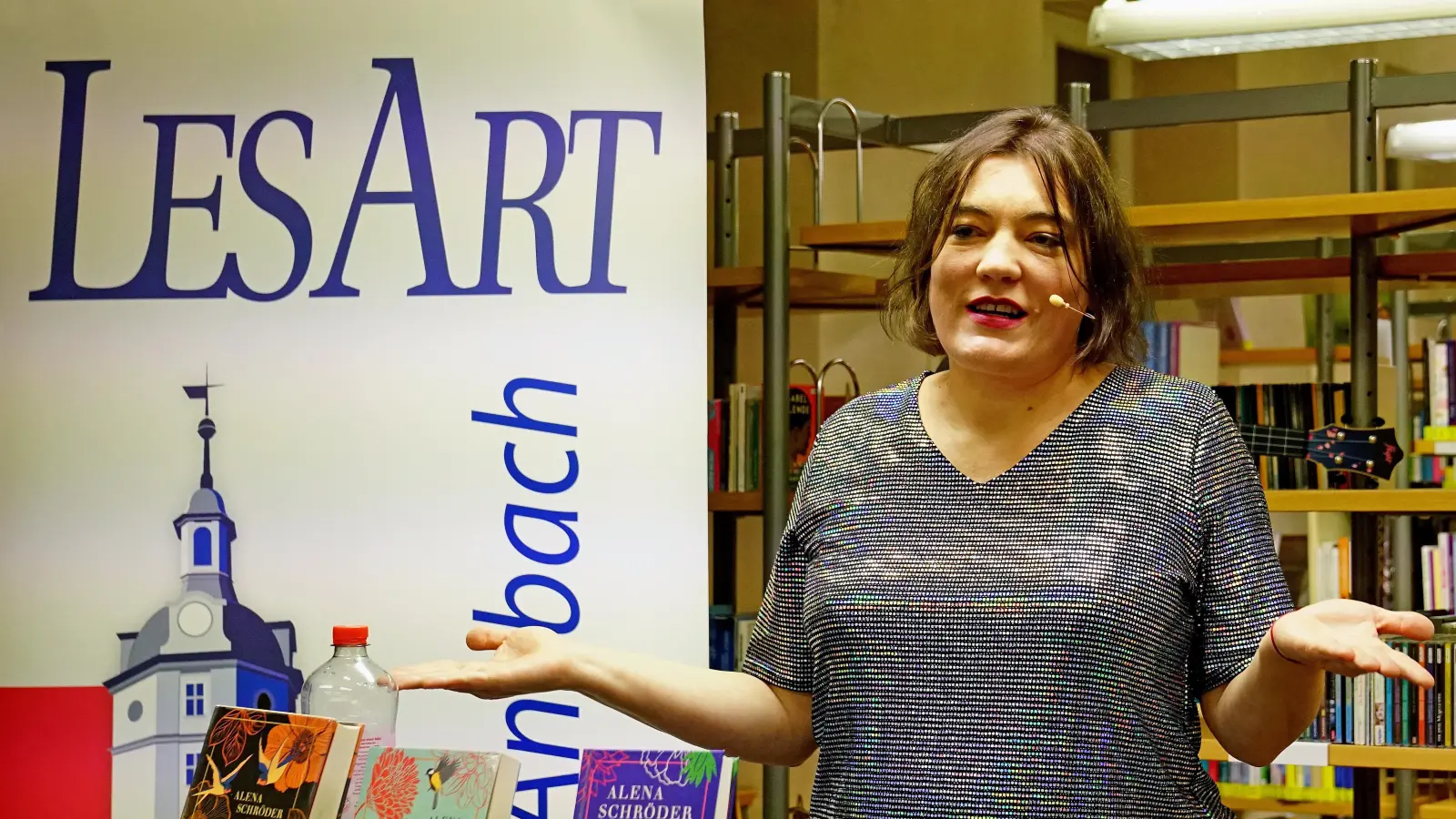 Ließ das Publikum entscheiden, welche Kolumnen sie lesen soll: Alena Schröder bei der LesArt. (Foto: Elke Walter)