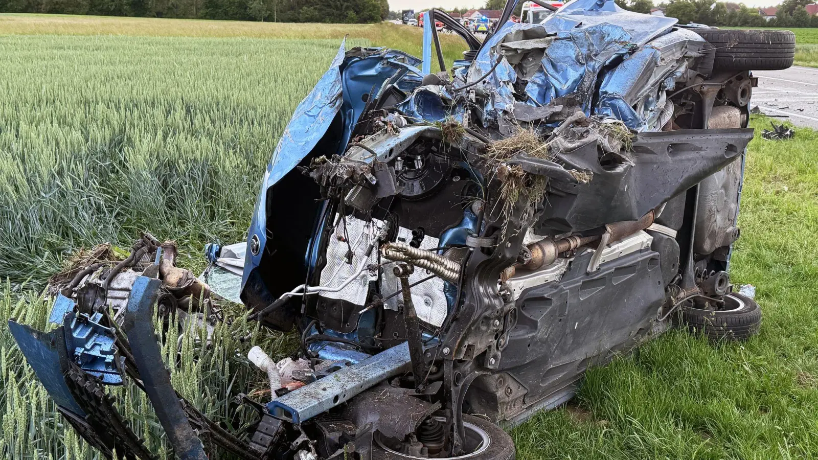Der Wagen des Unfallverursachers stieß kurz hintereinander mit zwei Autos zusammen. (Foto: Schmelzer/Vifogra/dpa)