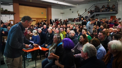 Dass die Bürgerinnen und Bürger der Gemeinde Steinsfeld alles andere als politikmüde sind, zeigte der große Andrang bei der Aufstellungsversammlung der Bürgerliste für das Ratsgremium in Hartershofen Mitte Dezember. Allein: Es fehlt nach wie vor ein Wahlvorschlag für das Bürgermeisteramt. (Foto: Jürgen Binder)