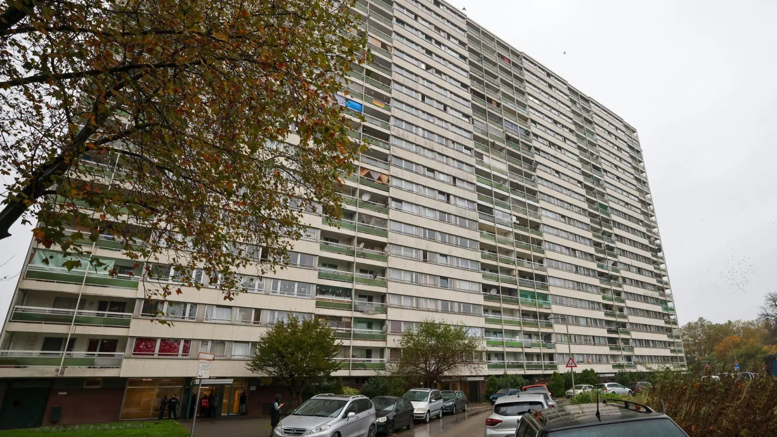 Meldekontrolle durch verschiedene Behörden am Problem-Hochhaus „Weißer Riese“ im Stadtteil Homberg, (Foto: Christoph Reichwein/dpa)