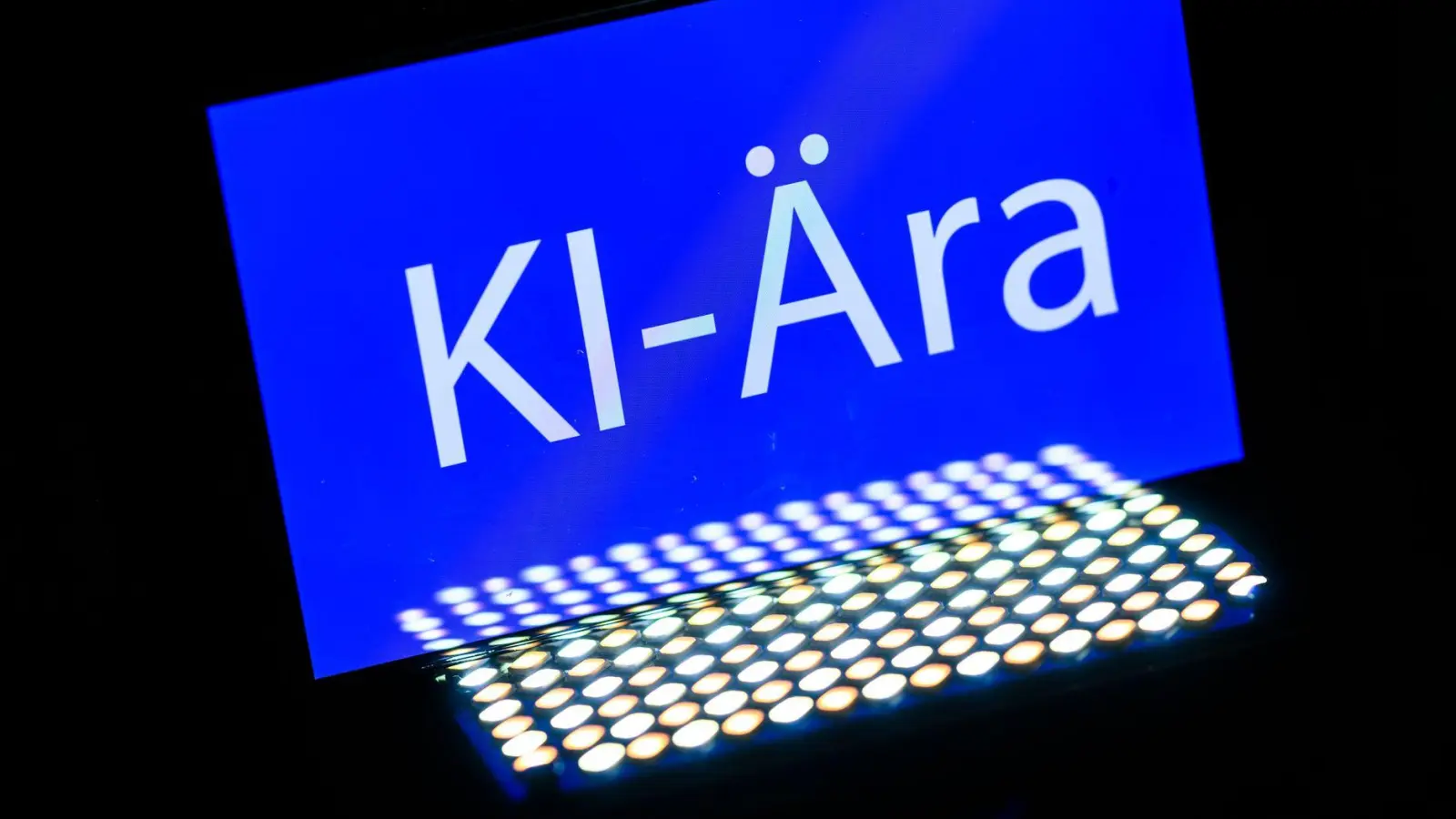 Das Wort des Jahres 2025 ist „KI-Ära“. Voraussichtlich 2026 werden viele Verbraucherinnen und Verbraucher erstmals einer Weiterentwicklung der Technologie begegnen - beim Online-Einkauf. (Symbolbild)  (Foto: Robert Michael/dpa)