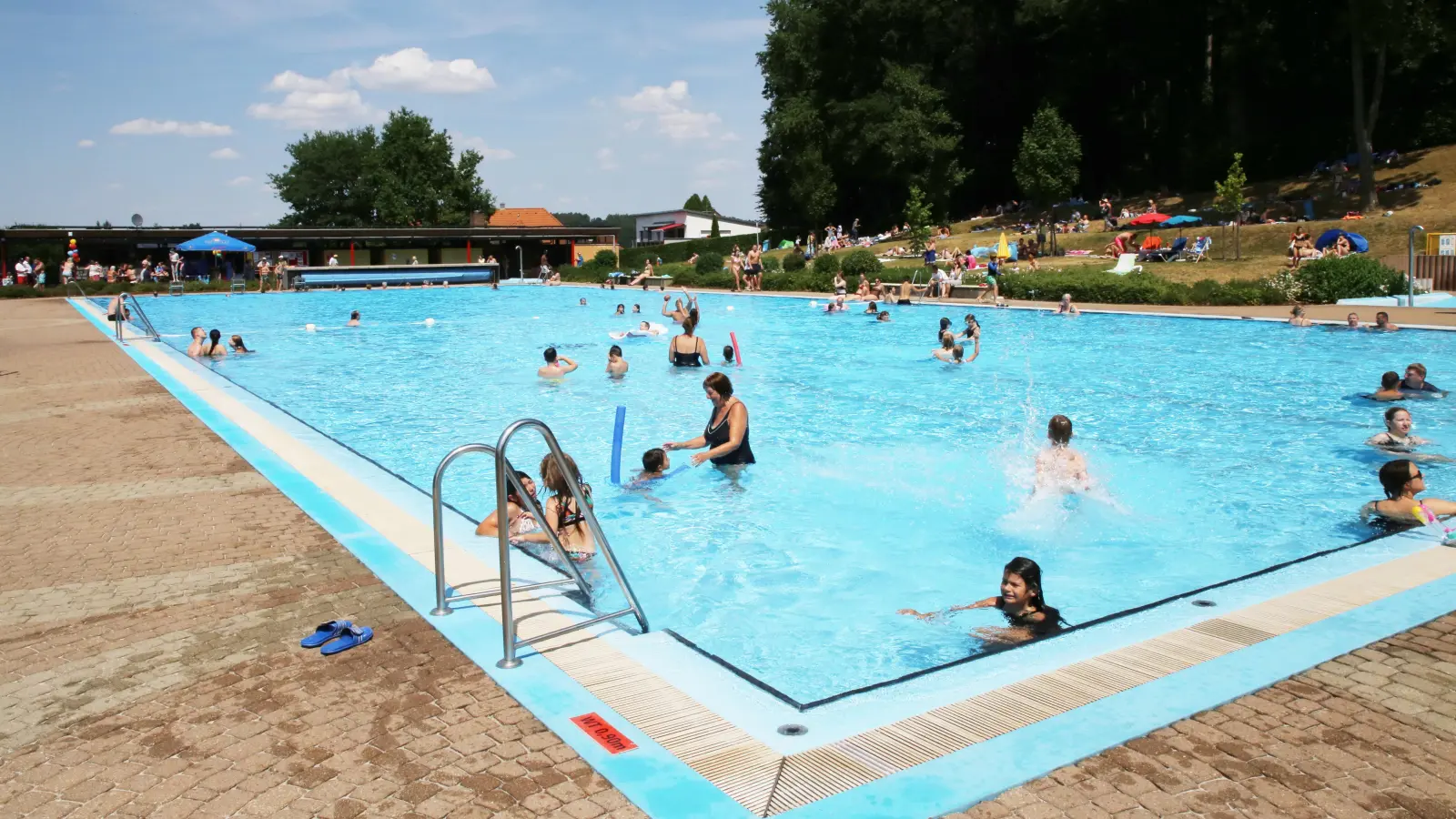 Das Schwimmbecken im Lichtenauer Freibad soll verkleinert werden. Nur noch zwei Bahnen mit einer Länge von 50 Metern sind vorgesehen, die übrigen Bahnen sollen nur noch 25 Meter lang sein. (Archivbild: Alexander Biernoth)