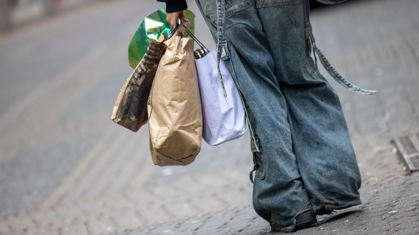 Die Menschen in Deutschland scheuen zurzeit eher größere Anschaffungen, weil sie sich Sorgen um ihren Job machen. (Symbolbild) (Foto: Thomas Banneyer/dpa)
