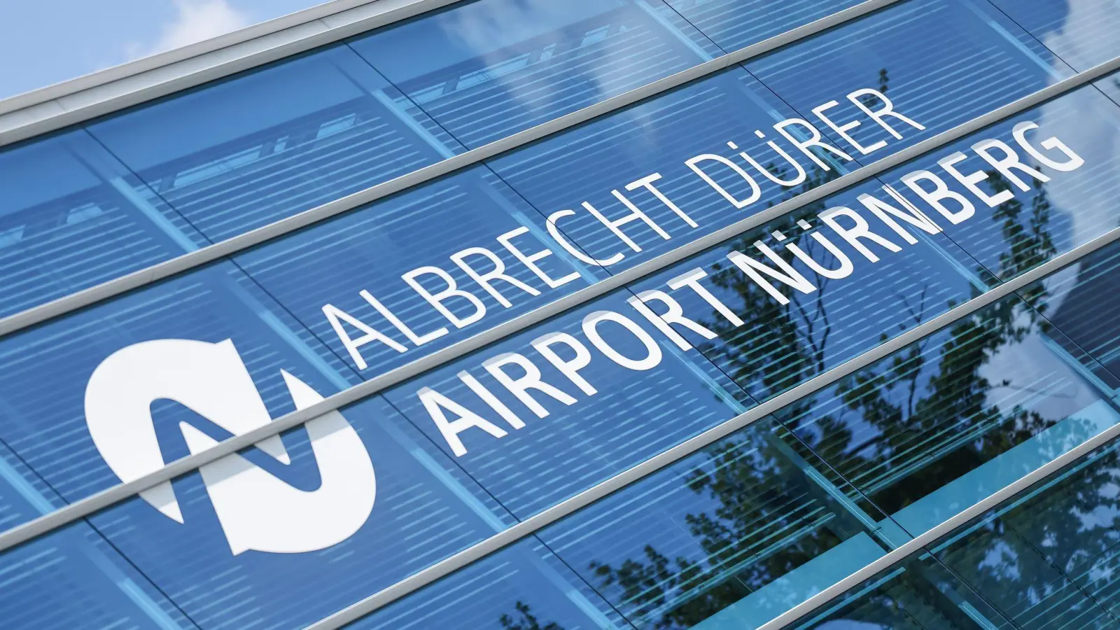 Nach einer Schlägerei in einer Warteschlange am Flughafen mussten elf Passagiere am Boden bleiben (Symbolbild).  (Foto: Daniel Löb/dpa)