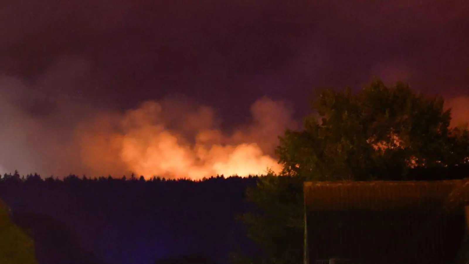 Der Kampf gegen die Flammenfront bereitet den Einsatzkräften große Mühe. (Foto: Thomas Banneyer/dpa)