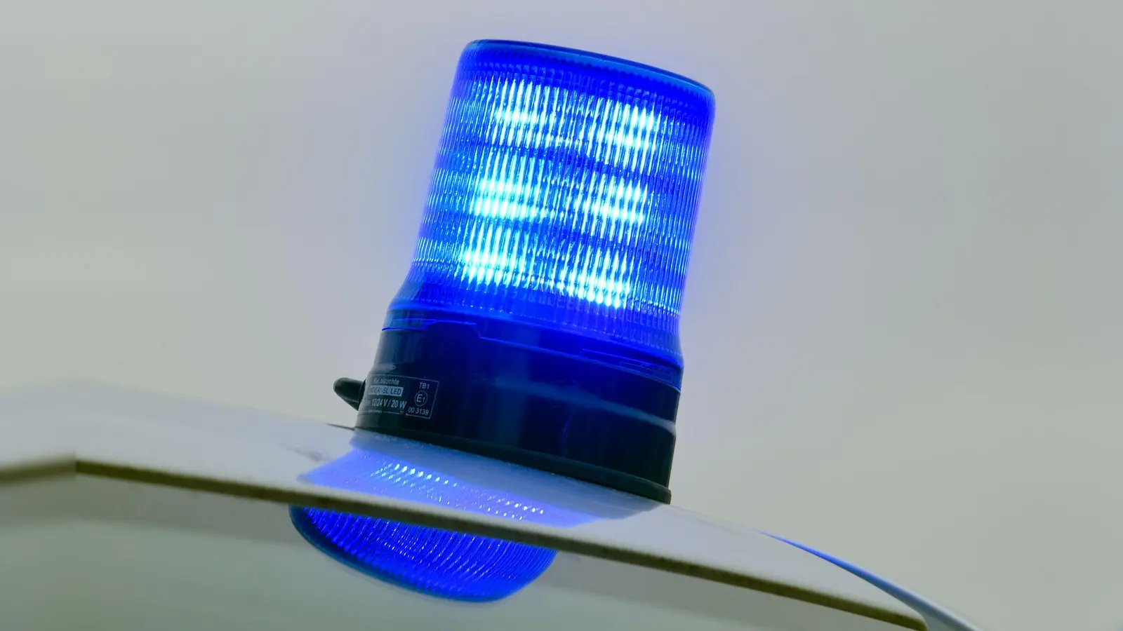 Mit Unterstützung der Bereitschaftspolizei und dem Einsatz von Drohnen sucht die Kriminalpolizei in Waldaschaff nach einer möglichen Tatwaffe und befragt Anwohner. (Symbolbild) (Foto: Patrick Pleul/dpa-Zentralbild/dpa)