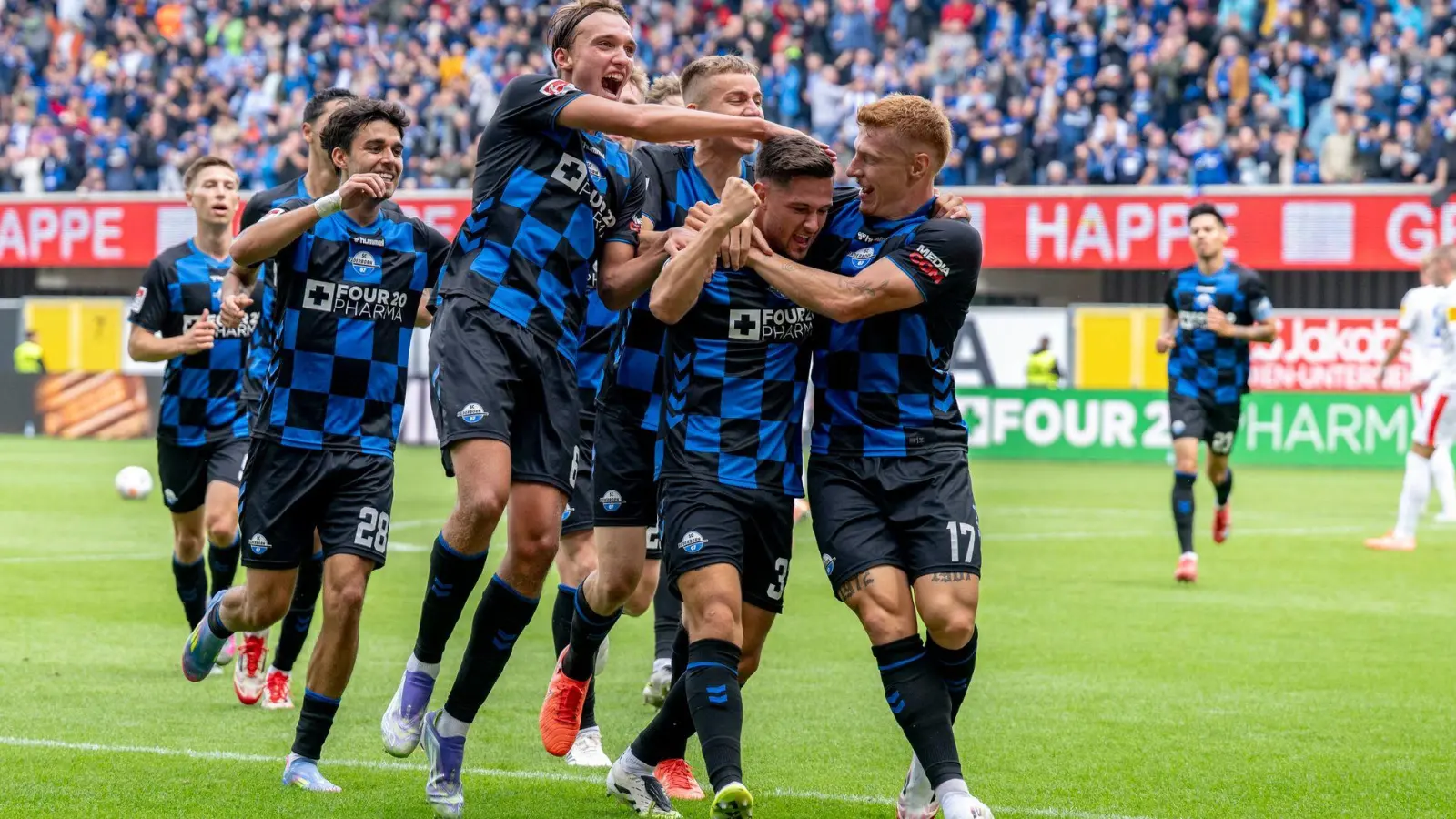 Paderborn jubelt über den ersten Treffer der neuen Saison.  (Foto: David Inderlied/dpa)