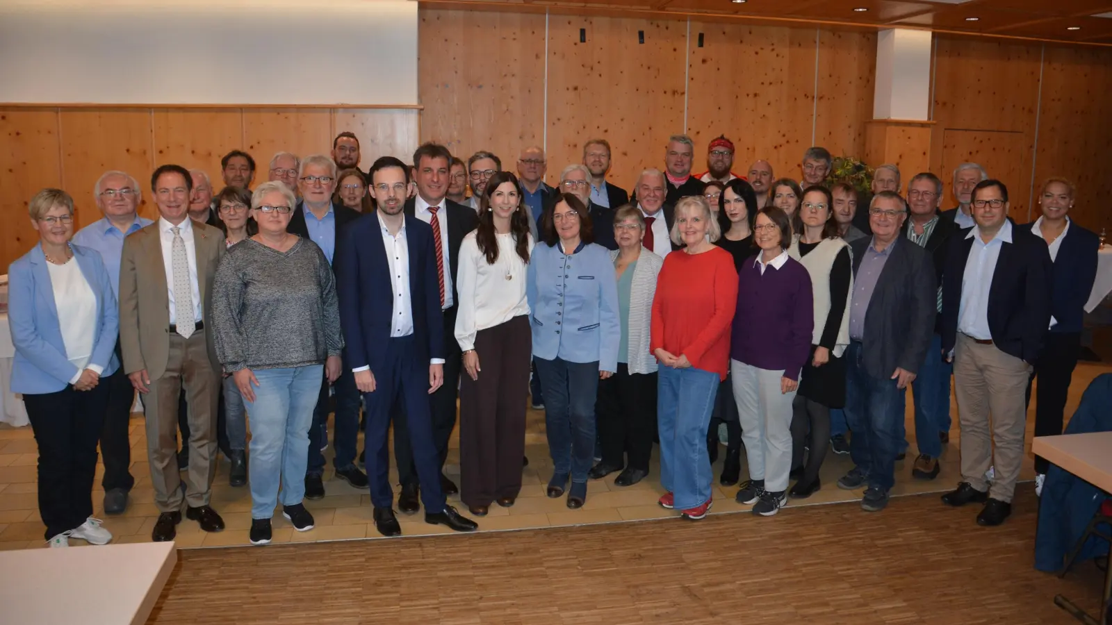 Das Foto zeigt die bei der Nominierungsversammlung anwesenden Kandidatinnen und Kandidaten des SPD-Kreisverbands Ansbach-Land. (Foto: Peter Tippl)