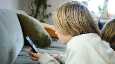 In Dänemark sollen Jugendliche erst mit 15 Zugang zu sozialen Netzwerken erhalten. (Illustration) (Foto: Annette Riedl/dpa)