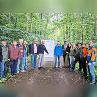 Im Wald von Hombeer blickten die Projektbeteiligten auf die Daten des erfolgten, freiwilligen Landtauschs. (Foto: Amt für Ländliche Entwicklung Mittelfranken)