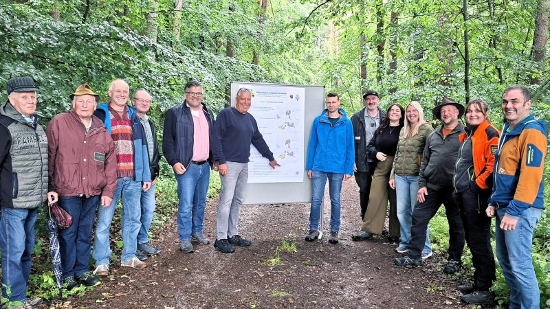 Im Wald von Hombeer blickten die Projektbeteiligten auf die Daten des erfolgten, freiwilligen Landtauschs. (Foto: Amt für Ländliche Entwicklung Mittelfranken)