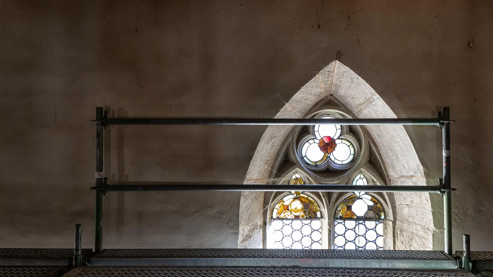 Lichtspiele durch die bunten Fenster können Besucherinnen und Besucher wieder ab Ende April beobachten. (Foto: Willi Pfitzinger)