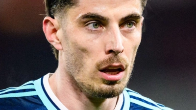 Das blaue DFB-Auswärtstrikot verkauft sich zum WM-Start sehr gut - allerdings gibt es einen kurzfristigen Engpass bei Namen mit dem Buchstaben V - wie etwa bei Kai Havertz. (Archivbild) (Foto: Tom Weller/dpa)