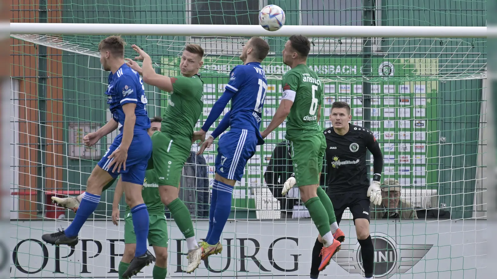 In der Vorsaison holte die SpVgg Ansbach (in Grün von links Jonas Bayerlein, Tobias Dietrich mit Keeper Sebastian Heid) einen 2:1-Heimsieg gegen Aschaffenburg (in Blau v. l. Niklas Borger, Niklas Meyer). (Foto: Martin Rügner)