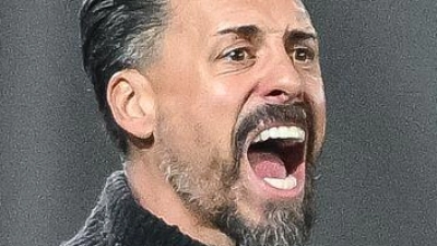 Kann er Krisenmanager? Augsburgs Trainer Sandro Wagner. (Foto: Harry Langer/dpa)