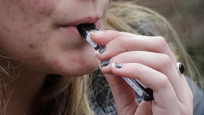 Die WHO sieht Schulen als neue „Frontlinie“ im Kampf gegen Nikotin. (Archivbild) (Foto: Steven Senne/AP/dpa)