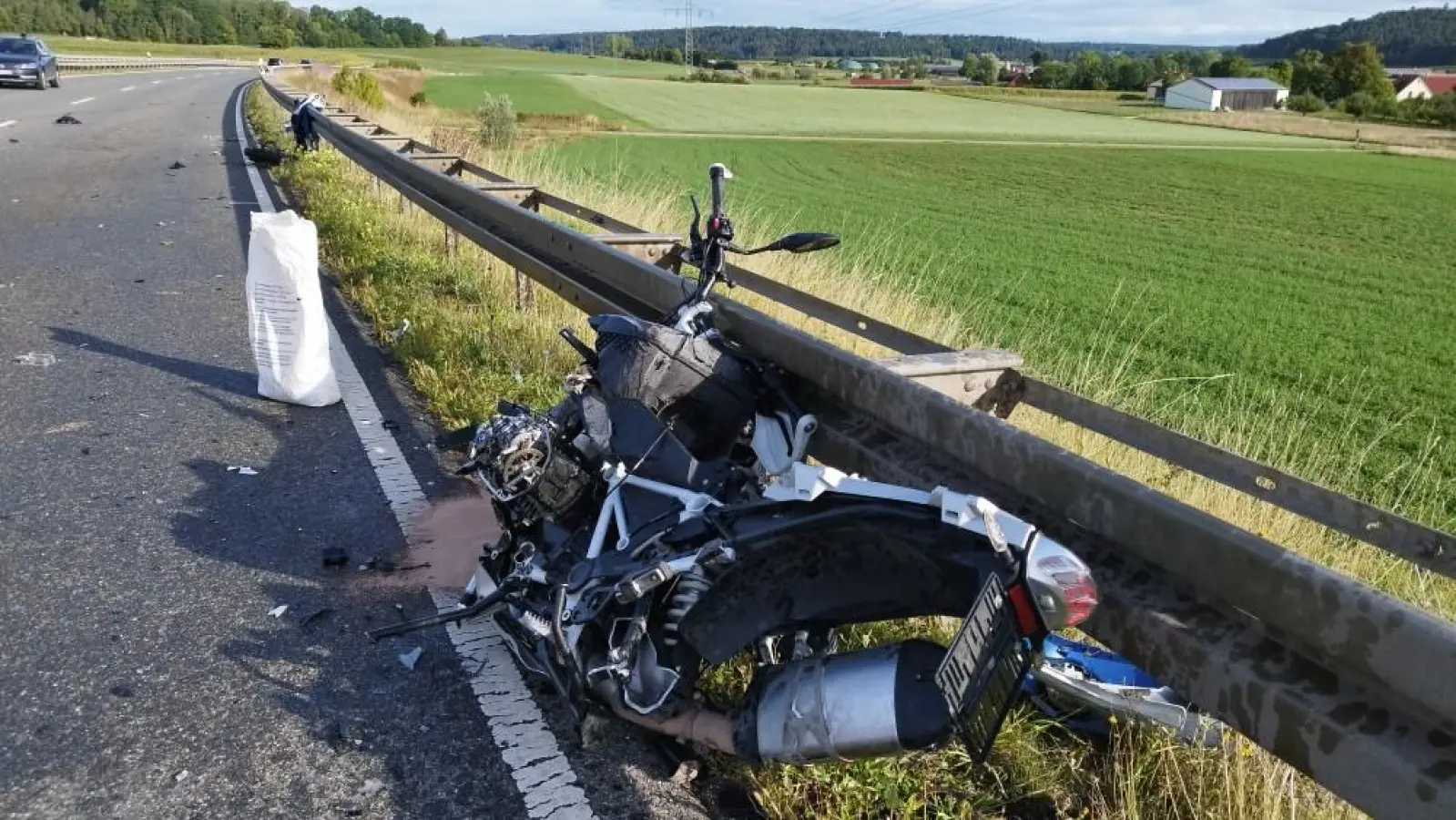 Das Motorrad des 52-Jährigen wurde völlig zerfetzt. (Foto: Robert Maurer)