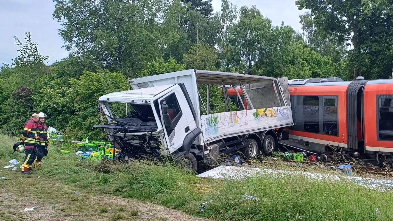 Die Bahnstrecke wurde gesperrt. Der Zug soll am Freitag geborgen werden. (Foto: Helmuth Riedl/Zema Medien/dpa)